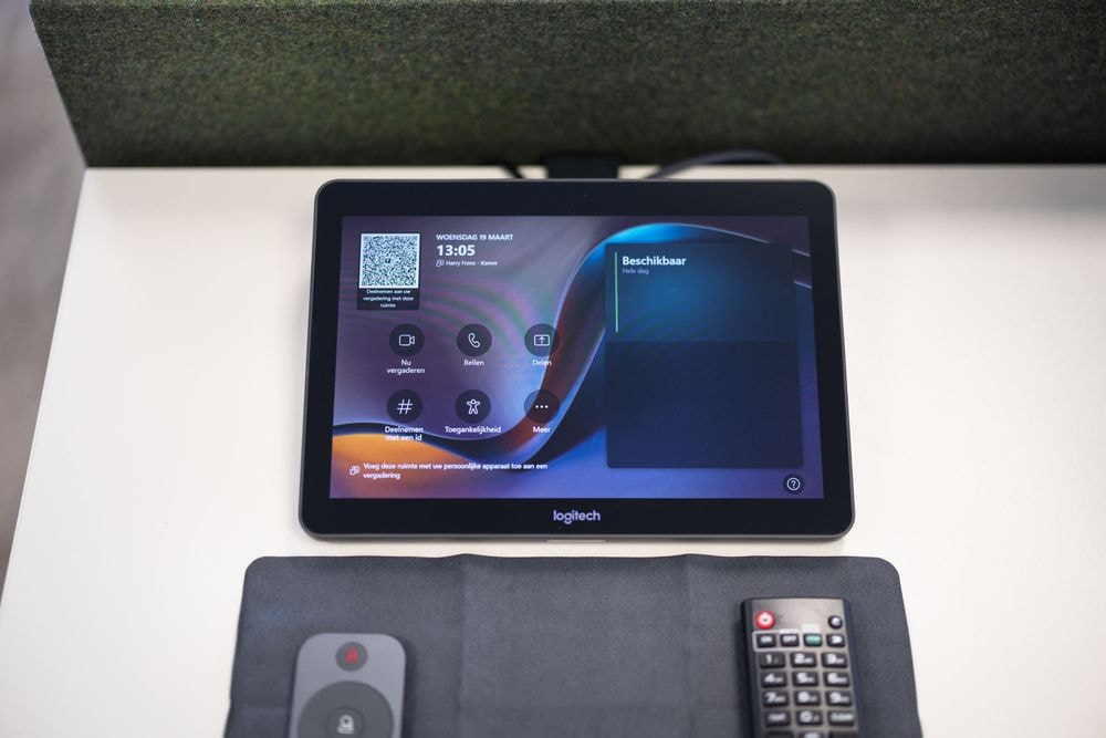 Logitech bedieningstablet voor Microsoft Teams vergaderingen in Harry Frens cursusruimte — Mudde Kok FlexCentre