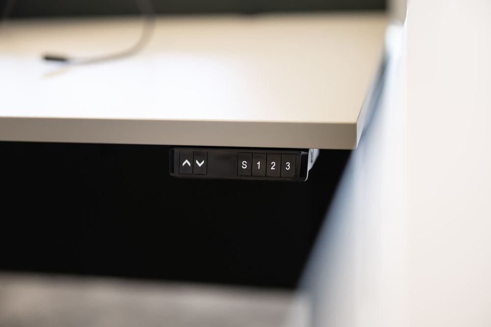 Detail van elektrisch verstelbaar zit-sta bureau met bedieningspaneel in Harry Frens vergaderruimte — Mudde Kok FlexCentre