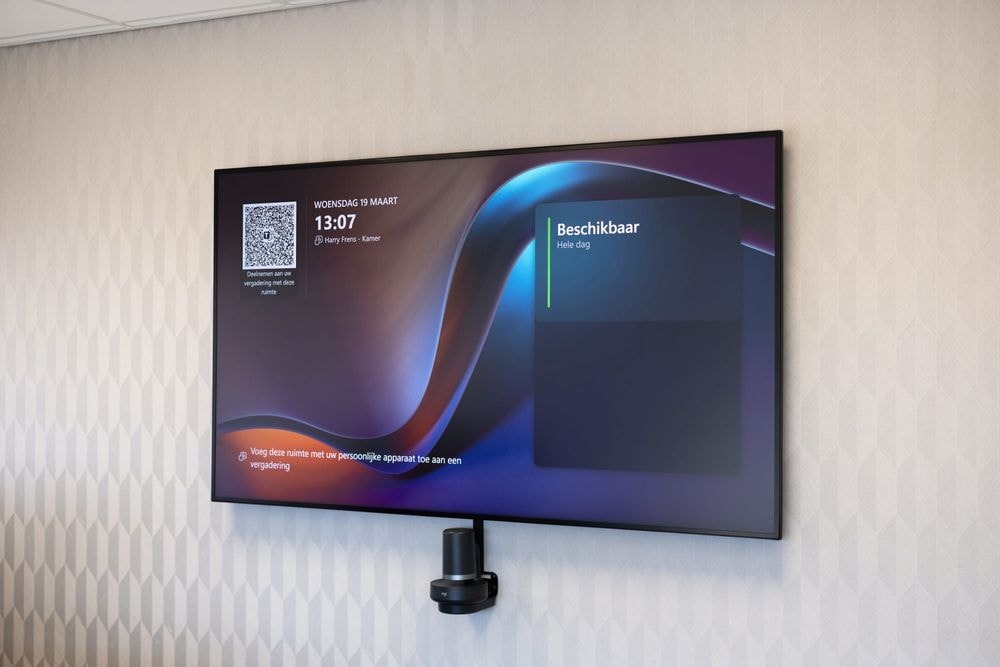 75-inch scherm met Microsoft Teams integratie in vergaderruimte Harry Frens — Mudde Kok FlexCentre
