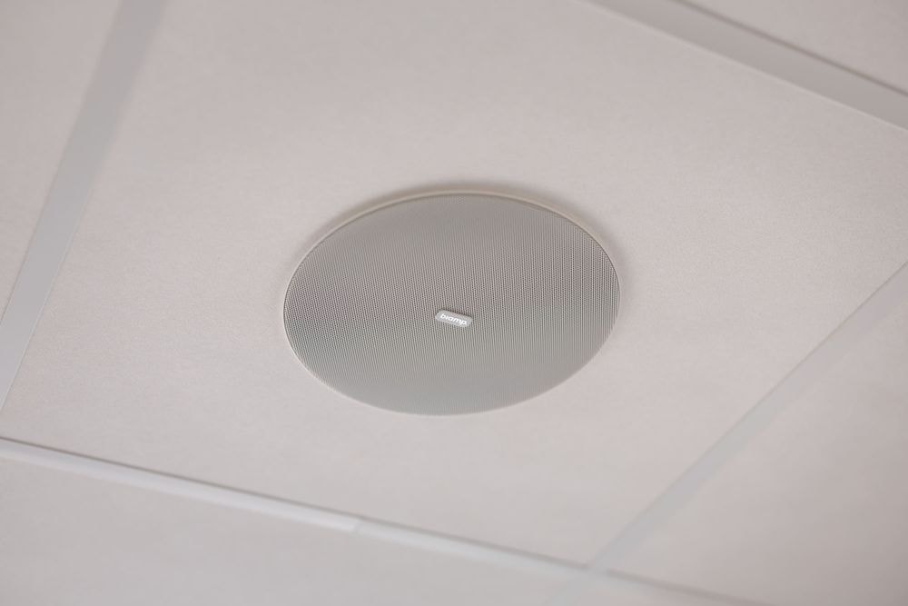 Plafondspeaker voor helder geluid in Harry Frens cursusruimte — Mudde Kok FlexCentre