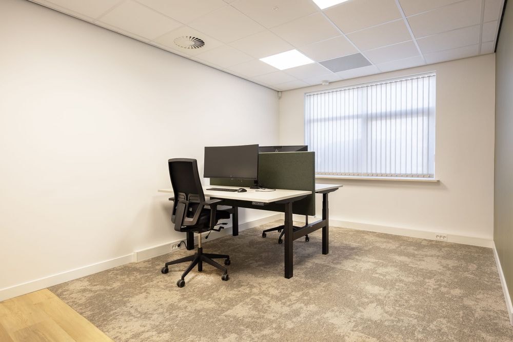 Overzicht van kantoorruimte Jos Lussenburg met 2 ergonomische werkplekken