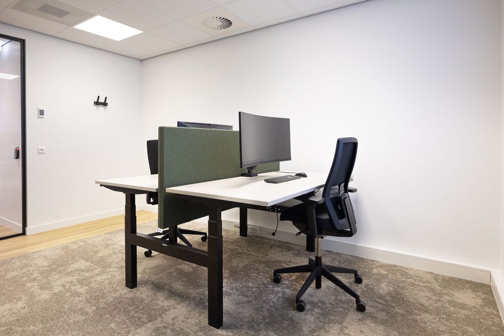 Kantoorruimte Jos Lussenburg met 2 ergonomische werkplekken — Mudde Kok FlexCentre