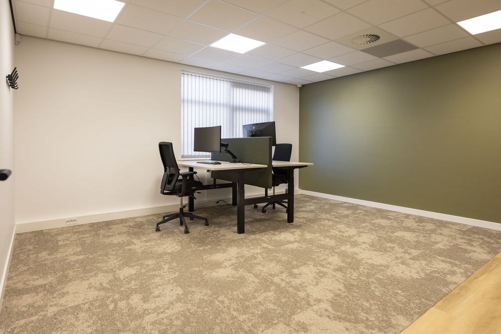 Kantoorruimte Jan van Vuuren met groene wand en 2 ergonomische werkplekken