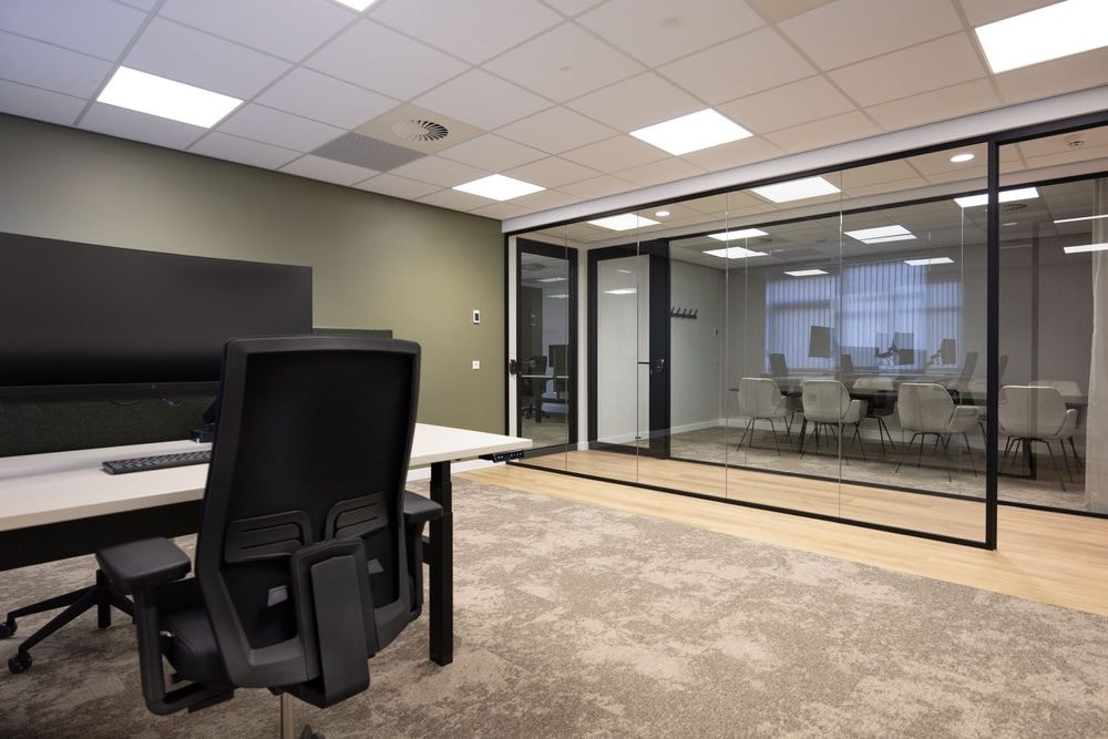 "Kantoor Jan van Vuuren met glazen wand en 2 ergonomische werkplekken