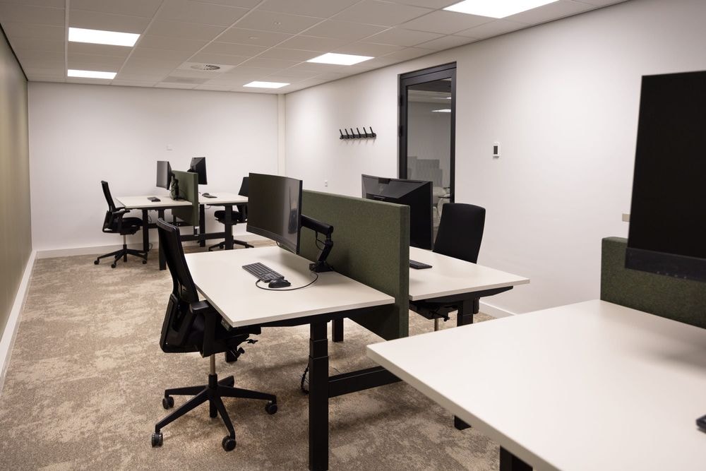 Overzicht van kantoorruimte Chris ten Bruggen Kate met 3 ergonomische werkplekken