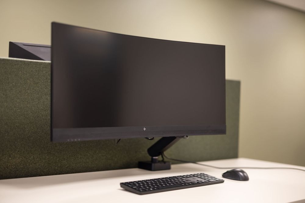 Detail van ergonomische werkplek met 34-inch curved monitor in Chris ten Bruggen Kate kantoor