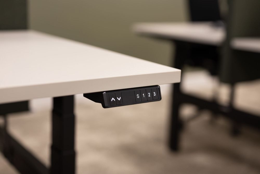 Bedieningspaneel voor in hoogte verstelbaar zit-sta bureau in Chris ten Bruggen Kate kantoor