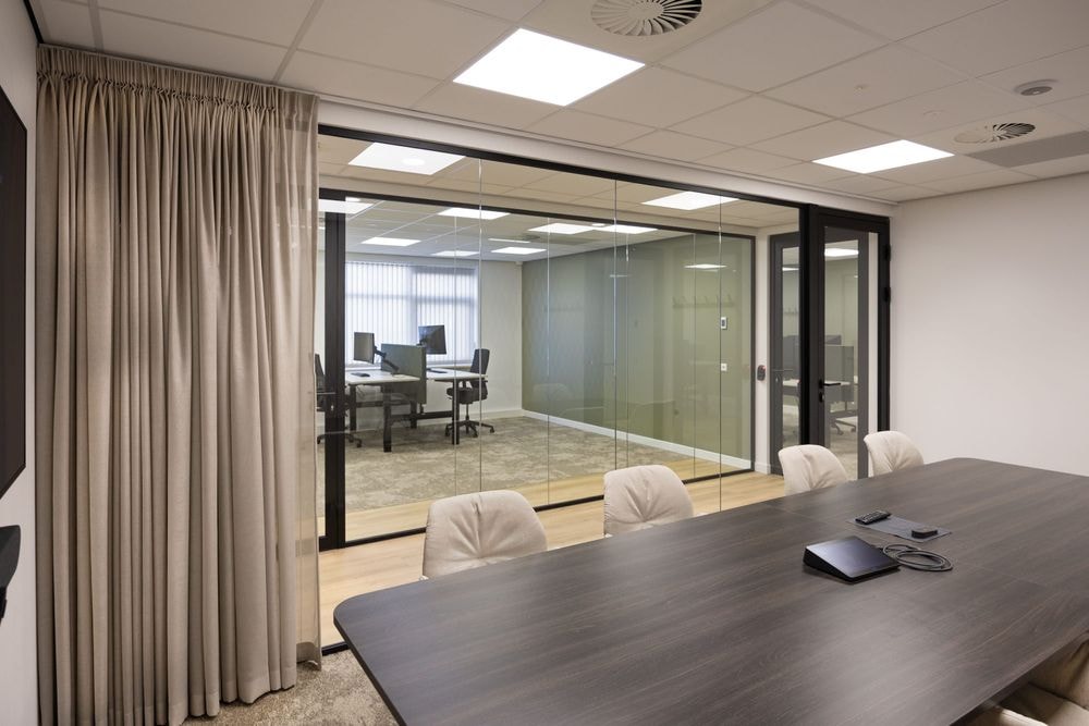 Vergaderruimte Arthur Briët met glazen wand, 8 stoelen en 65-inch scherm