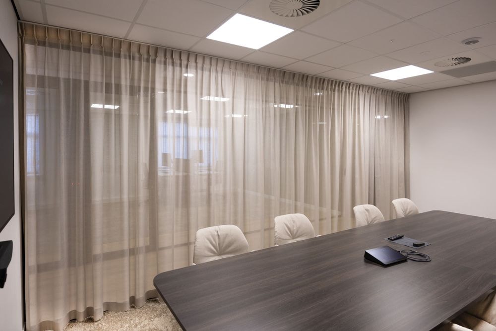 Vergaderruimte Arthur Briët met 8 stoelen en gordijn dicht voor privacy — Mudde Kok FlexCentre