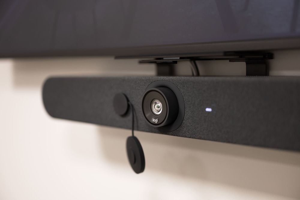 "Vergadercamera onder 65-inch scherm voor online meetings in Arthur Briët vergaderruimte