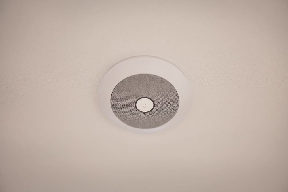 Plafondspeaker voor helder geluid in Arthur Briët vergaderruimte