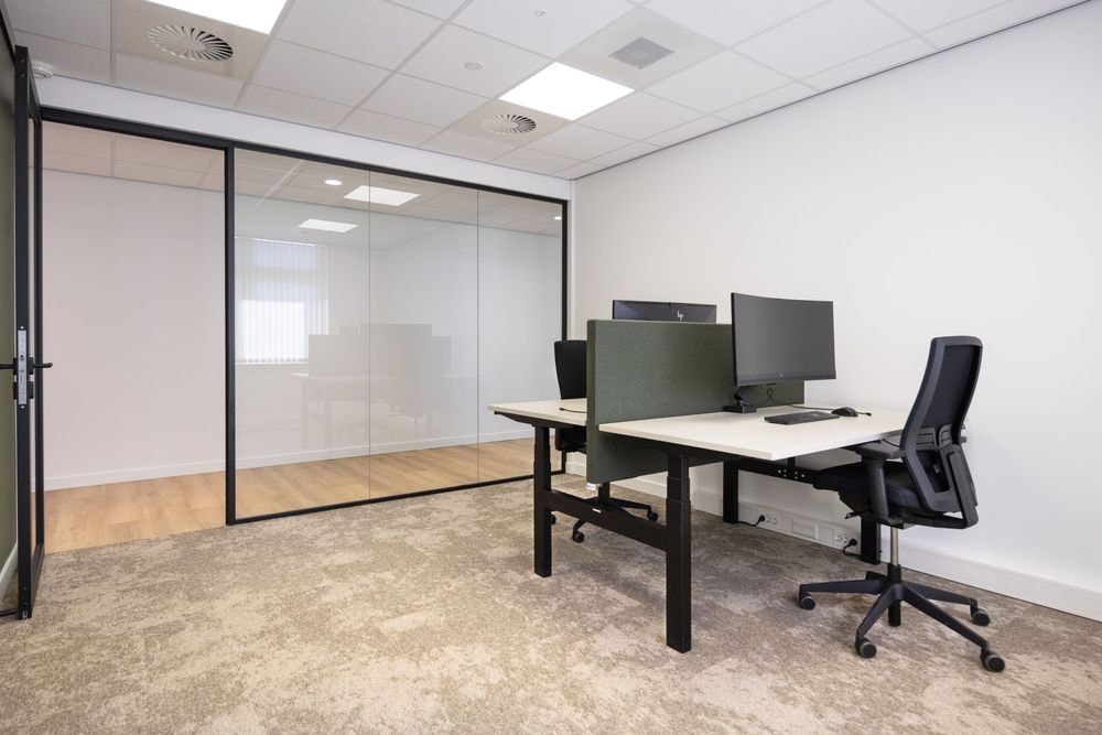 Kantoorruimte Opa Bakker met glazen wand en 2 ergonomische werkplekken — Mudde Kok FlexCentre