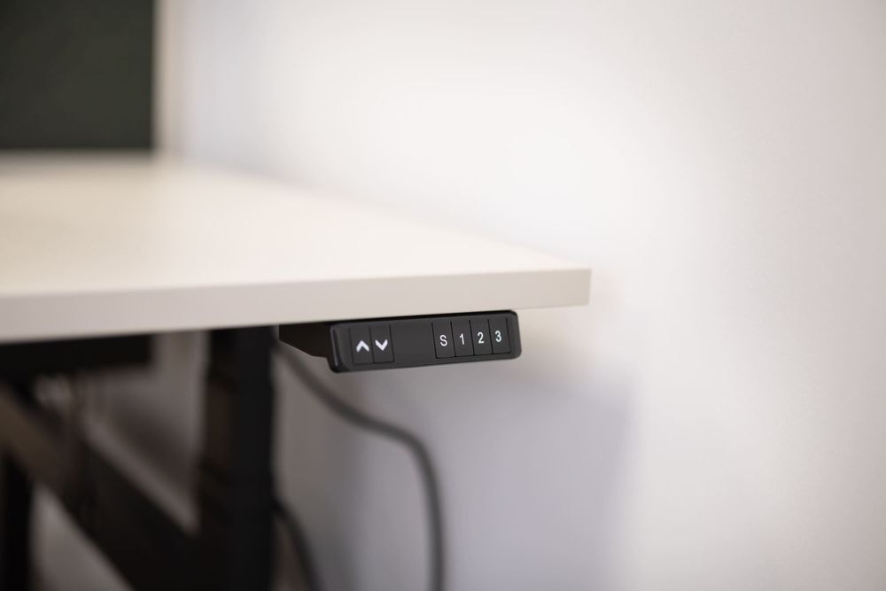 Detail van elektrisch verstelbaar zit-sta bureau met bedieningspaneel — Opa Bakker kantoor Mudde Kok FlexCentre