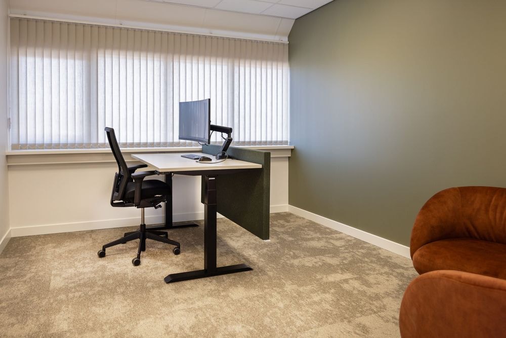 Kitty van der Mijll Dekker kamer met zit-sta bureau, bureaustoel en fauteuils — Mudde Kok FlexCentre