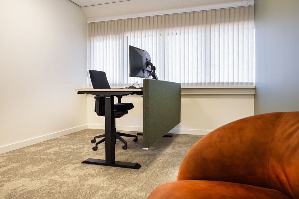 Kitty van der Mijll Dekker kamer met zit-sta bureau, bureaustoel en fauteuils — Mudde Kok FlexCentre
