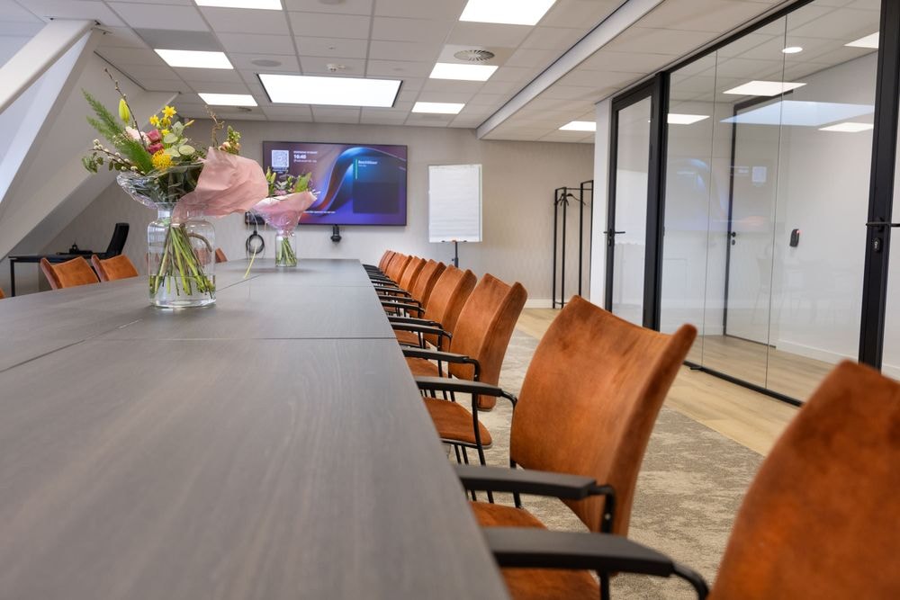 Huib van de Vecht zaal in vergaderopstelling voor 20 personen met 86-inch scherm — Mudde Kok FlexCentre