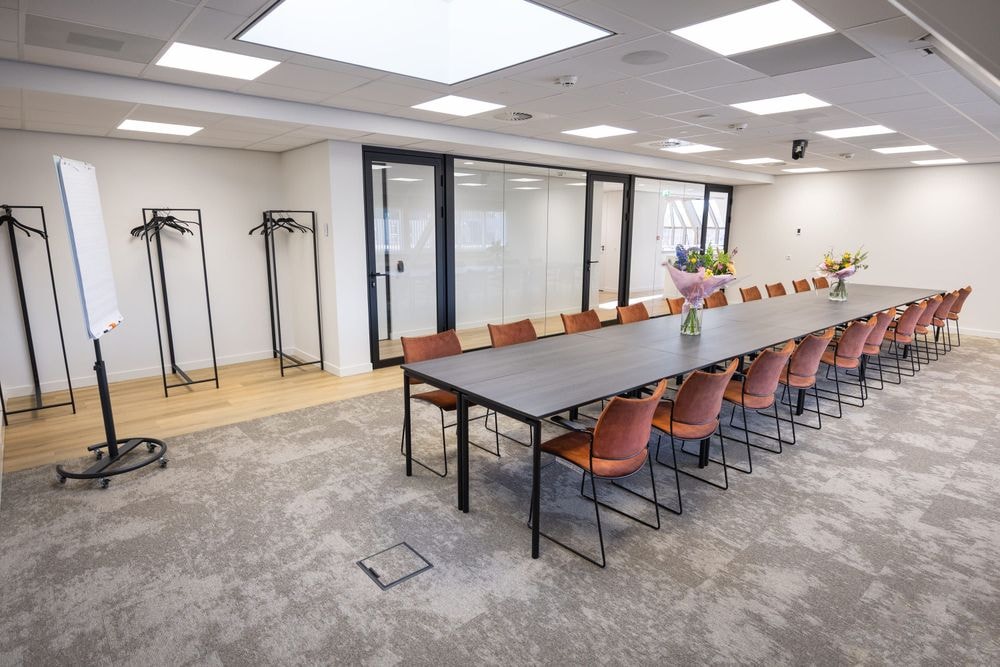 Huib van de Vecht zaal in vergaderopstelling voor 20 personen met 86-inch scherm — Mudde Kok FlexCentre