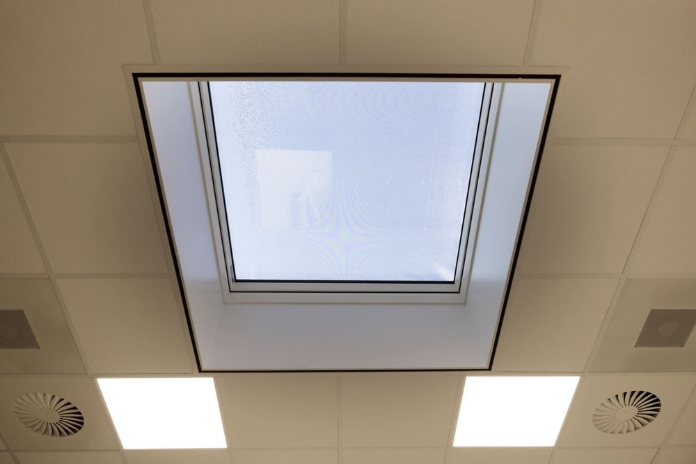 Gijs Versteeg kamer met dakraam en gesloten screen voor privacy en verduistering — Mudde Kok FlexCentre