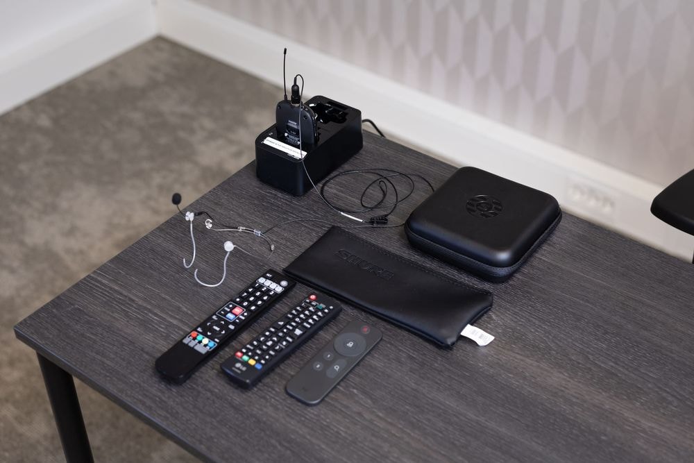 Presentatiebenodigdheden in Huib van de Vecht zaal met afstandsbedieningen en wireless headset — Mudde Kok FlexCentre