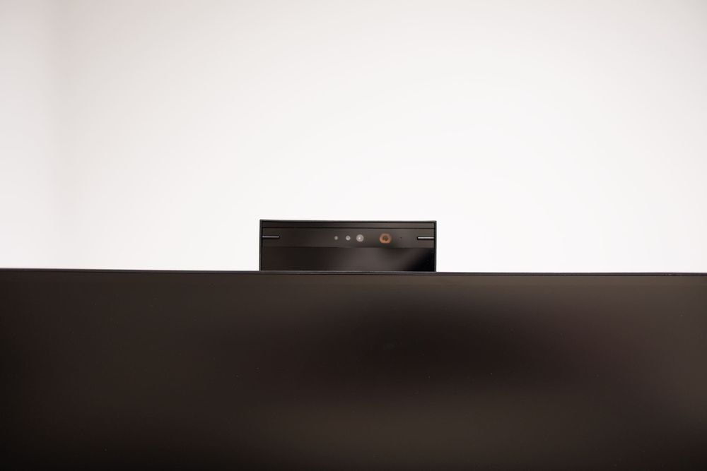Uitschuifbare camera bovenop monitor voor videogesprekken in Gijs Versteeg kamer