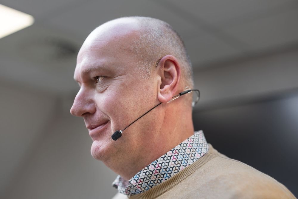 Wireless headset voor sprekers in Huib van de Vecht zaal — Mudde Kok FlexCentre
